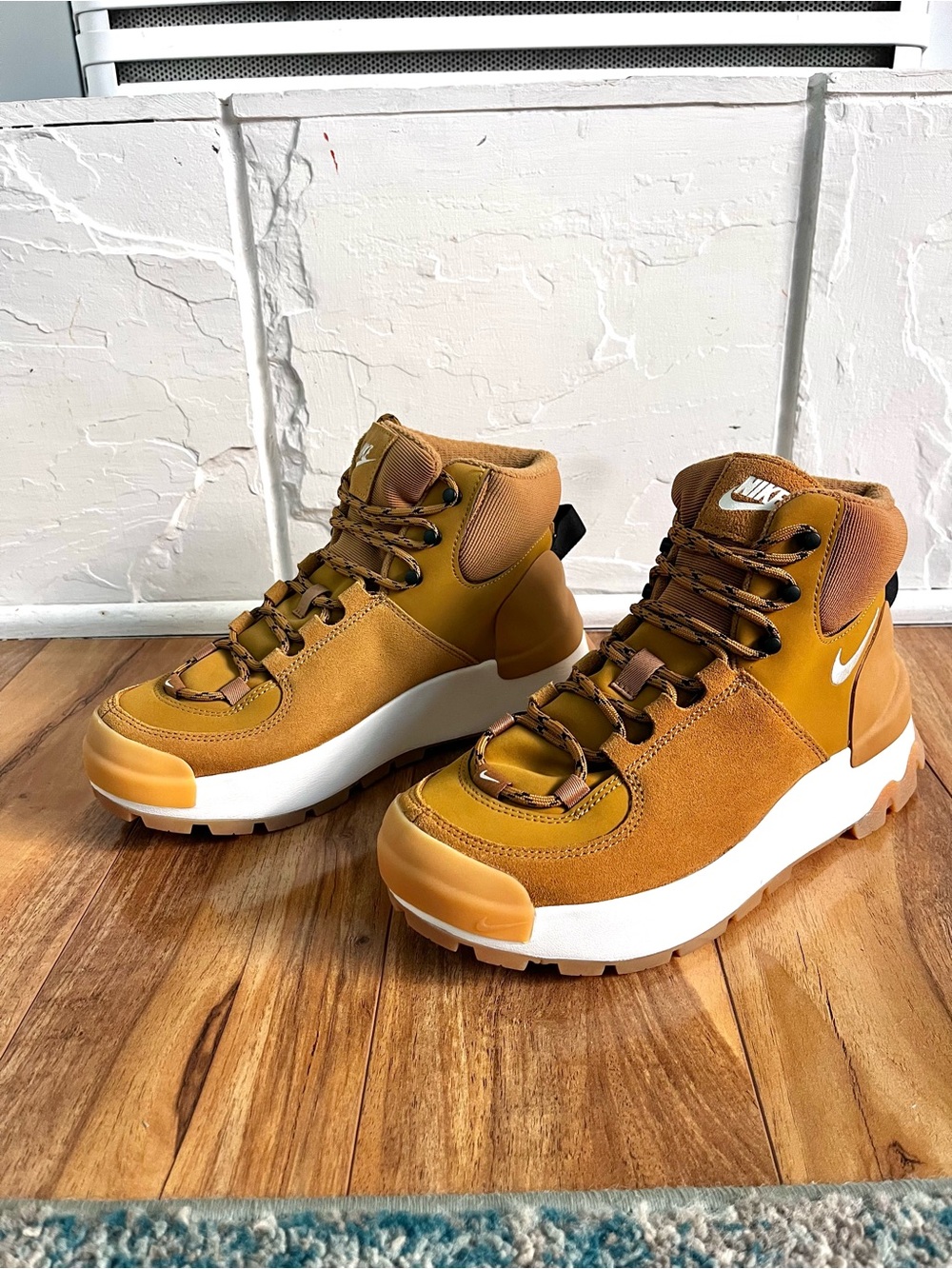 NWOT Nike City Classic Brown/Tan Boots Sz 6.5
